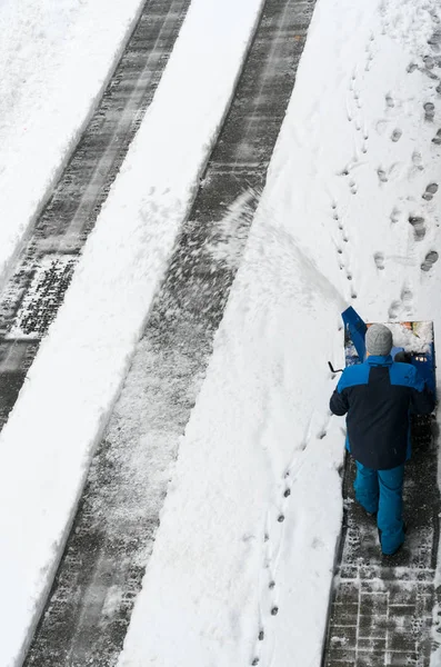 Άνθρωπος Ενός Ανεμιστήρα Χιονιού Καθαρίζει Χιόνι Από Ένα Δρόμο Μετά — Φωτογραφία Αρχείου