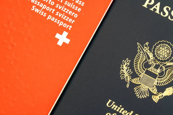 kırmızı Swiss passport ve mavi bir Amerikan pasaportu görünümünü kapat