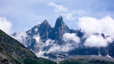 Aiguille du Dru Chamonix hafif bulut örtüsü ile bir güzel yaz gününde yakınındaki Fransız Alpleri'nde