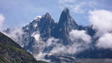 Aiguille du Dru Chamonix hafif bulut örtüsü ile bir güzel yaz gününde yakınındaki Fransız Alpleri'nde