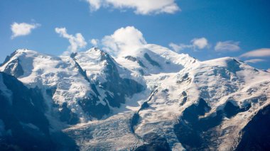Chamonix ile Mont Blanc yakınındaki Fransız Alpleri'nde dağ manzarası içinde belgili tanımlık geçmiş