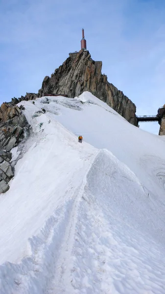 Mountain Guide Client Leave Aiguille Midi Chamonix Narrow Snow Ridge — Stock Photo, Image