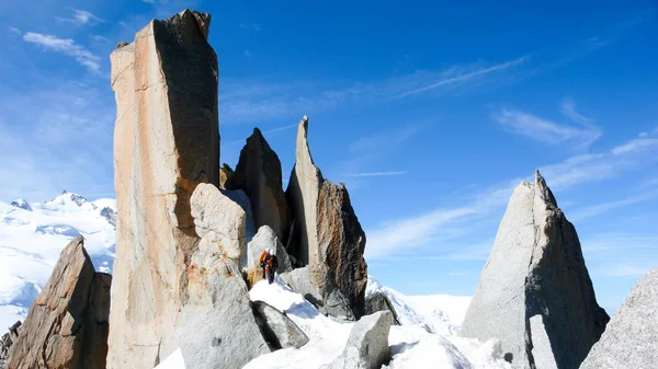 Mountain Guide Male Client Rock Snow Ridge Heading High Summit — Stock Photo, Image