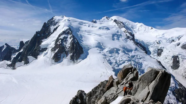 Mountain Guide Male Client Rock Snow Ridge Heading High Summit — Stock Photo, Image