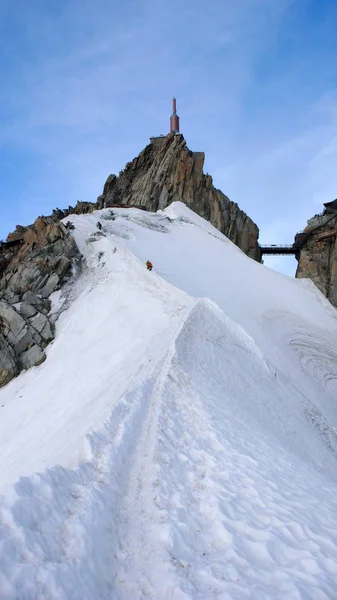 Mountain Guide Client Leave Aiguille Midi Chamonix Narrow Snow Ridge — Stock Photo, Image