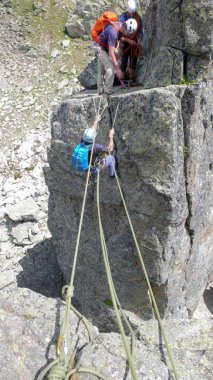 kaya dağcılar çapraz geçiş ve Chamonix yukarıda Fransız Alpleri'nde Clocher de Planpraz tırmanma rotası tırmanmaya