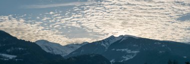 siluet dağ manzarası ile İsviçre Alpleri fantastik cennet kış akşam