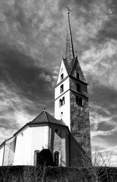 Small white European church in a Swiss alpine village in the Gri — Stock Photo, Image