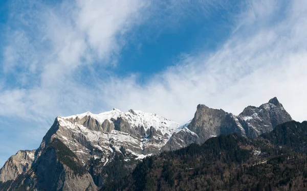 Paisaje de montaña a principios de primavera bajo un cielo azul — Foto de Stock