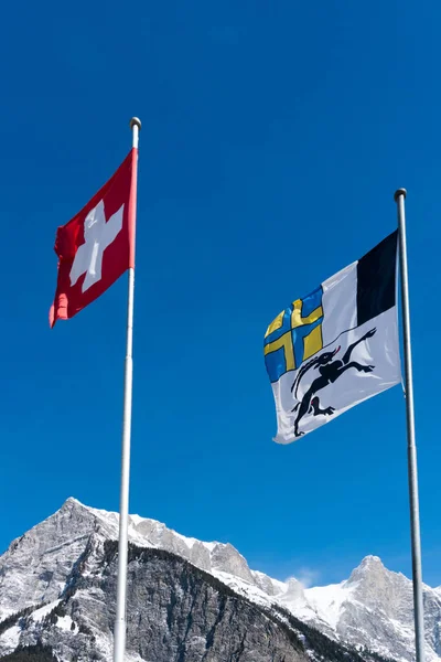 Flag Szwajcaria i kantonie Gryzonia wiejący wiatr — Zdjęcie stockowe