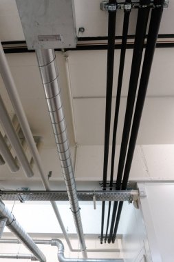 bir apartm mahzen tavanı metal ve plastik boru sistemi