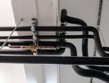 bir apartm mahzen tavanı metal ve plastik boru sistemi