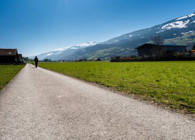 adam Olimpiyat dağ vadisinde bir oountry Road hiking