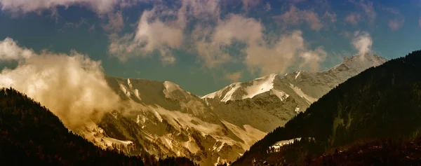 Nevado montaña pico paisaje con un valle de la colina del bosque en — Foto de Stock