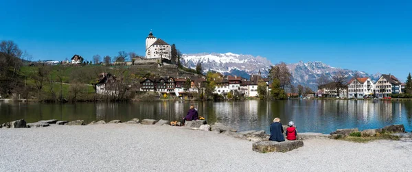 Werdenberg, SG / Suisse - 31 mars 2019 : les touristes profitent d'un — Photo