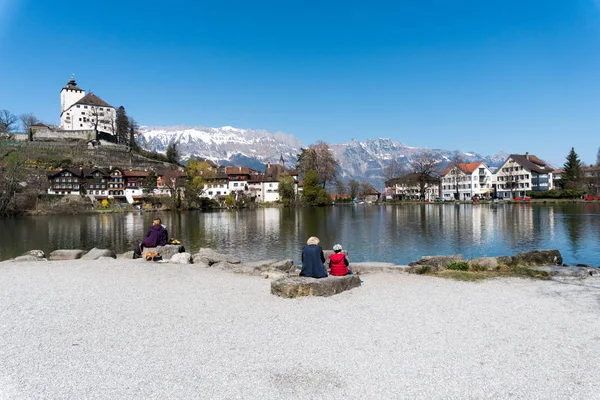 Werdenberg, SG / Suisse - 31 mars 2019 : les touristes profitent d'un — Photo