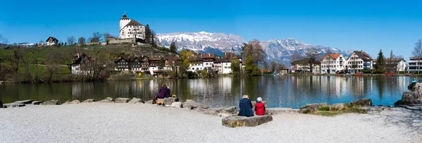 Werdenberg, SG / Suisse - 31 mars 2019 : les touristes profitent d'un — Photo