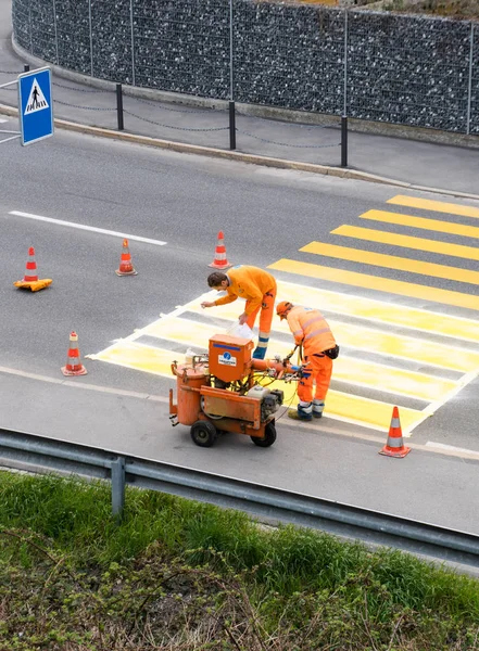 Maienfeld, Gr / İsviçre - 2 Nisan 2019: boyama işçiler bir