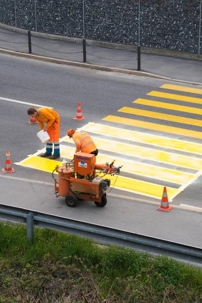 Maienfeld, Gr / İsviçre - 2 Nisan 2019: boyama işçiler bir