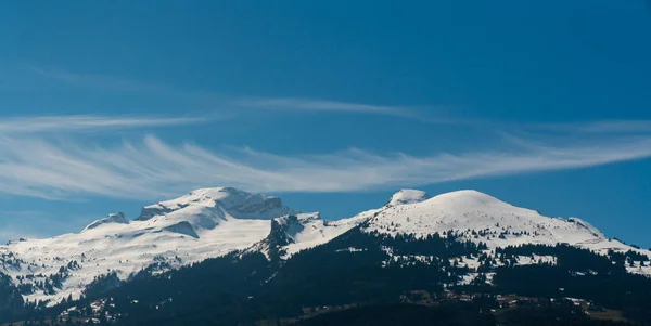 Paisaje de montaña horizontal en Suiza con bosque y sno — Foto de Stock