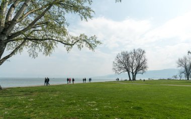 Aarbon, SG/Isviçre-7 Nisan 2019: turist ve halk enj