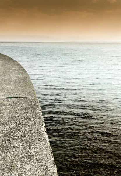 Abstrakte vertikale Ansicht eines Hafenschutzstegs, der nach draußen führt — Stockfoto