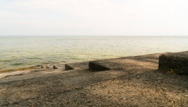 Göl kıyı doğa soyut görünüm ile beton merdiven Leading int