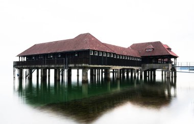 Isviçre Konstanz Gölü üzerinde tarihi eski ahşap bathouse