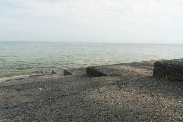 Göl kıyı doğa soyut görünüm ile beton merdiven Leading int