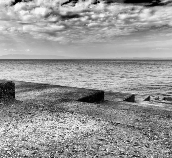 Lago costa natureza vista abstrata com escadas de concreto levando int — Fotografia de Stock