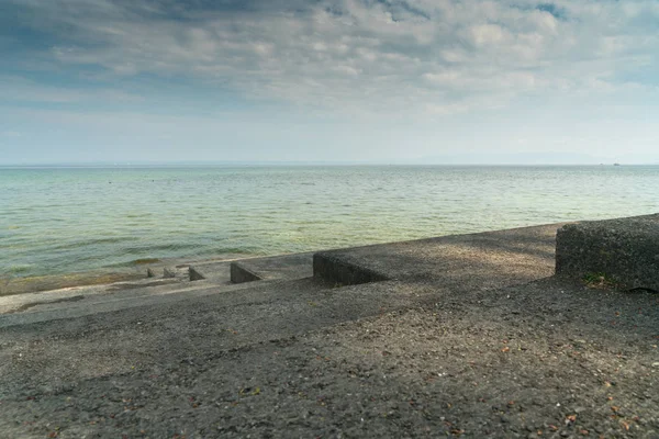 Lake Shore natuur abstract uitzicht met betonnen trappen toonaangevende int — Stockfoto