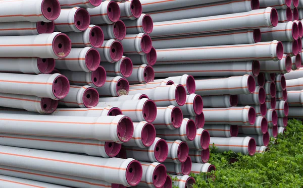bir su inşa etmek için hazır birçok yığılmış uzun plastik boru tüpleri 