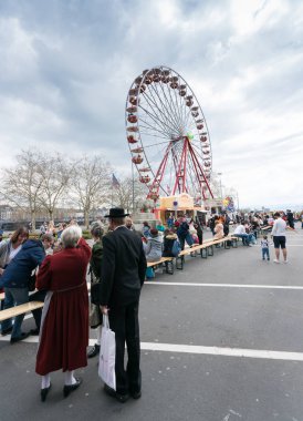 Zürih, zh/Isviçre-8 Nisan 2019: insanlar toplanıyor