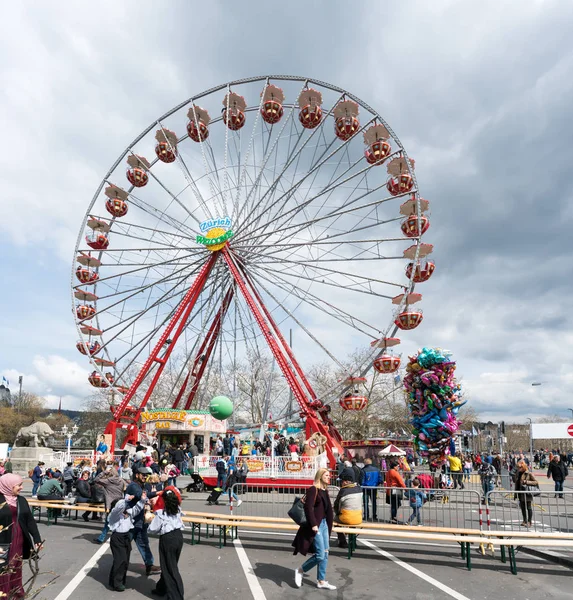 Zürich, zh / schweiz - 8. April 2019: Menschen versammeln sich am — Stockfoto