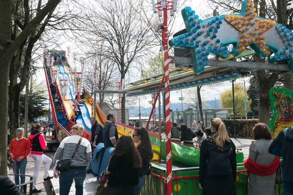 Zurich, ZH / Suisse - 8 avril 2019 : les gens se réunissent au th — Photo