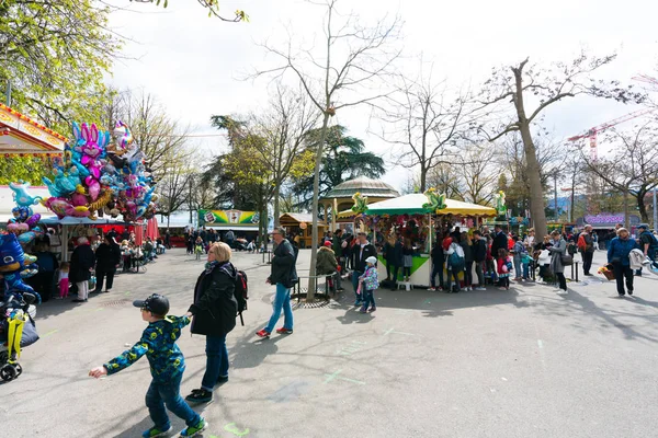 Zürich, zh / schweiz - 8. April 2019: Menschen versammeln sich am — Stockfoto