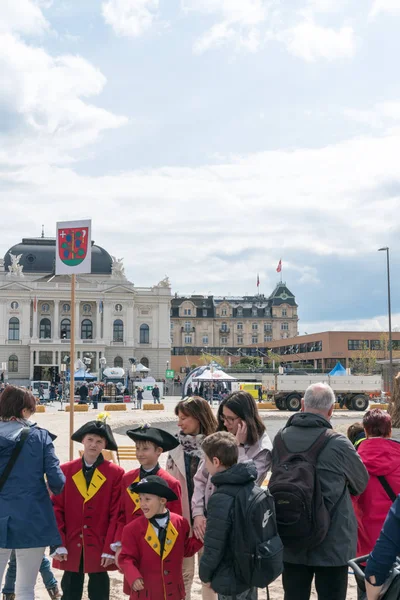 Zürich, zh / schweiz - 8. April 2019: Menschen versammeln sich am — Stockfoto