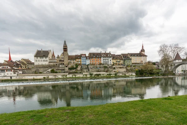 Vista sul centro storico di Bremgarten e sul fiume Reuss — Foto Stock