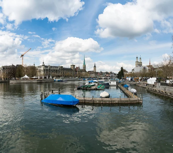 Zurich, ZH / Suiza - 8 de abril de 2019: Zúrich paisaje urbano con — Foto de Stock