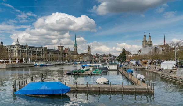 Zurich, ZH / Suiza - 8 de abril de 2019: Zúrich paisaje urbano con — Foto de Stock