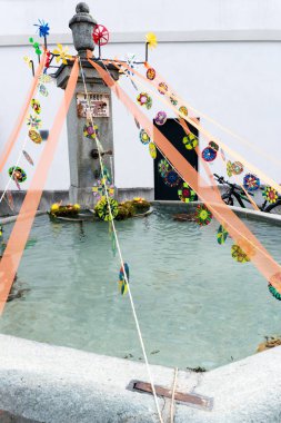 köy çeşmeleri Paskalya tatili için şenlikli süslemeleri 