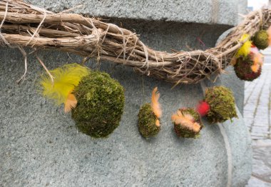 köy çeşmeleri Paskalya tatili için şenlikli süslemeleri 