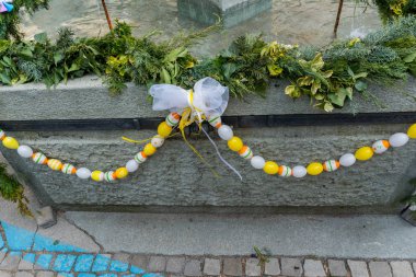 köy çeşmeleri Paskalya tatili için şenlikli süslemeleri 