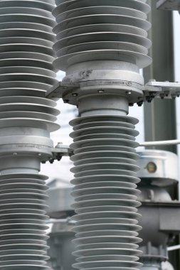 Elektrik santralinde transformatörlerin ve kanallarının detay görünümü