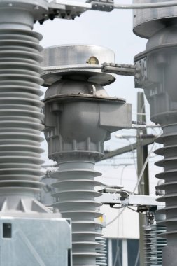 Elektrik santralinde transformatörlerin ve kanallarının detay görünümü