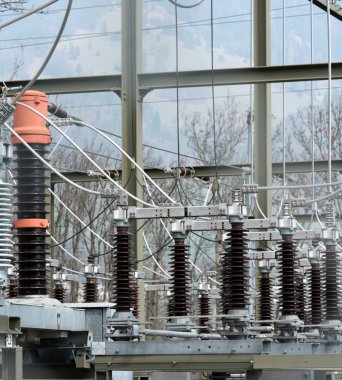 Elektrik santralinde transformatörlerin ve kanallarının detay görünümü