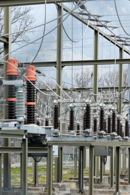 Elektrik santralinde transformatörlerin ve kanallarının detay görünümü