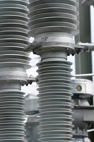 En detaljvy av transformatorer och ledningar vid ett elektriskt kraftverk — Stockfoto