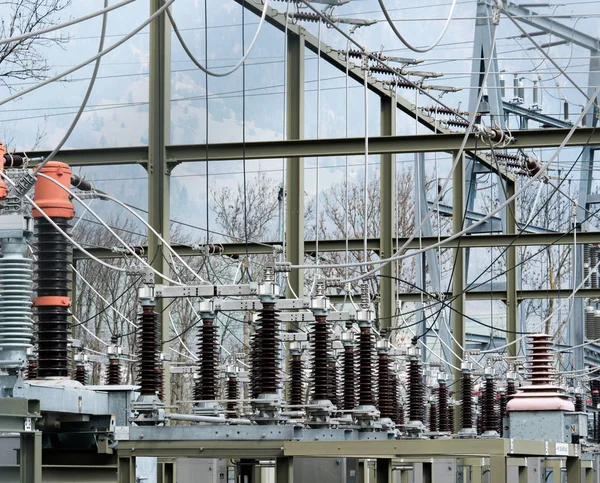 Vista detallada de transformadores y conductos en una central eléctrica — Foto de Stock