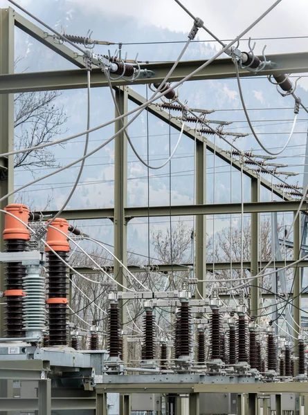 Vista detallada de transformadores y conductos en una central eléctrica — Foto de Stock